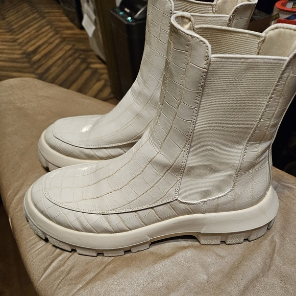 Pretty Little Thing Cream Pu Croc Chunky Sole Chelsea Ankle Boots - Picture 2 of 8